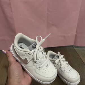 Nike shoes ‼️👟
Never used… Unlimited edition 🩶